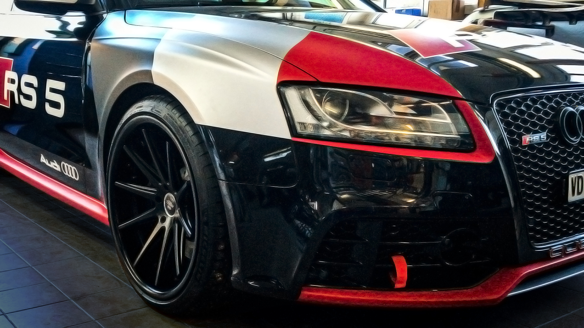 Audi RS5, peinture complète entièrement personnalisée utilisant des peintures mates et des peintures satinées pour un effet des plus convainquant. Les logos des marques ont été peints et positionnés selon les spécificités de la marques.