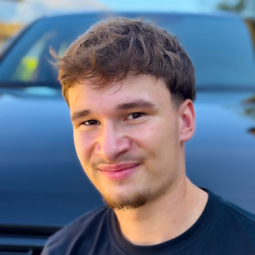 Anthony Avanthey apprenant peintre en carrosserie à la carrosserie Michel Lattion à Collombey en Valais