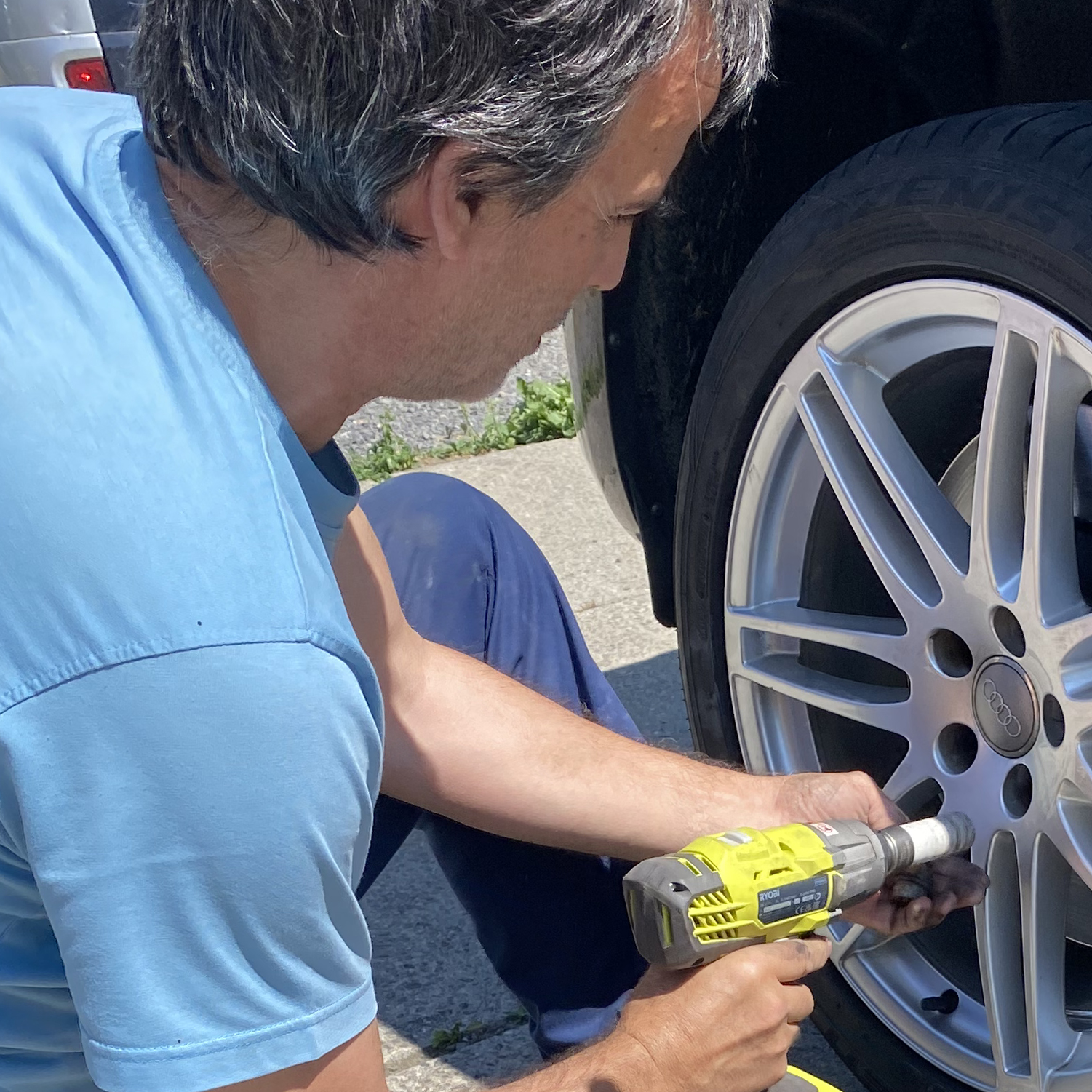 Antonio Ribeiro tôlier en carrosserie à la carrosserie Michel Lattion à Collombey en Valais